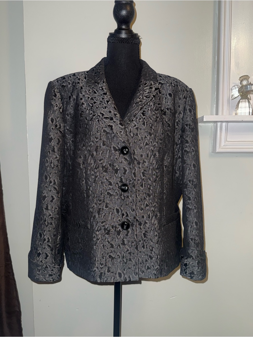 Le Suit Gray Floral Jacquard Blazer